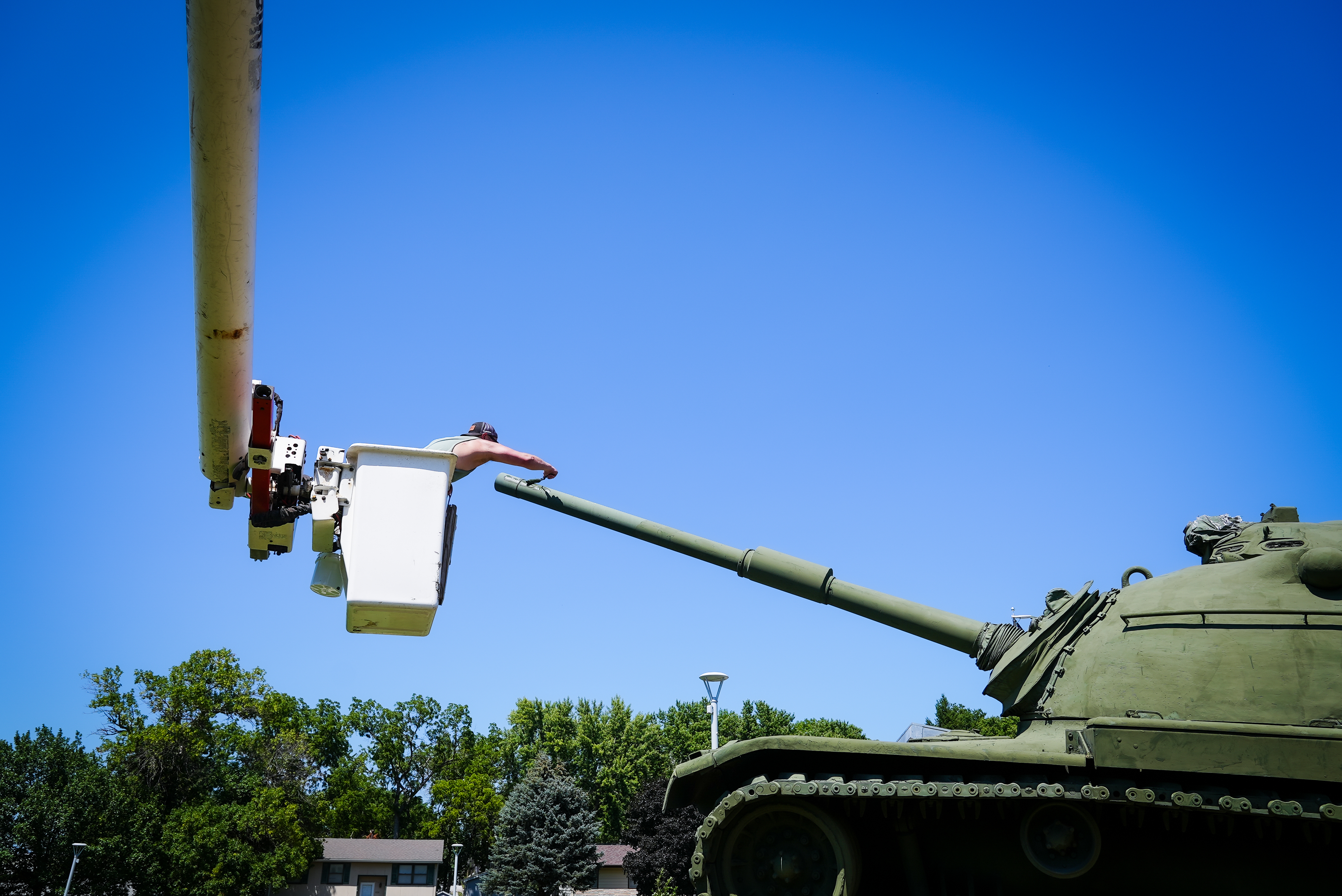 Daniel Dibbern repaints the tank