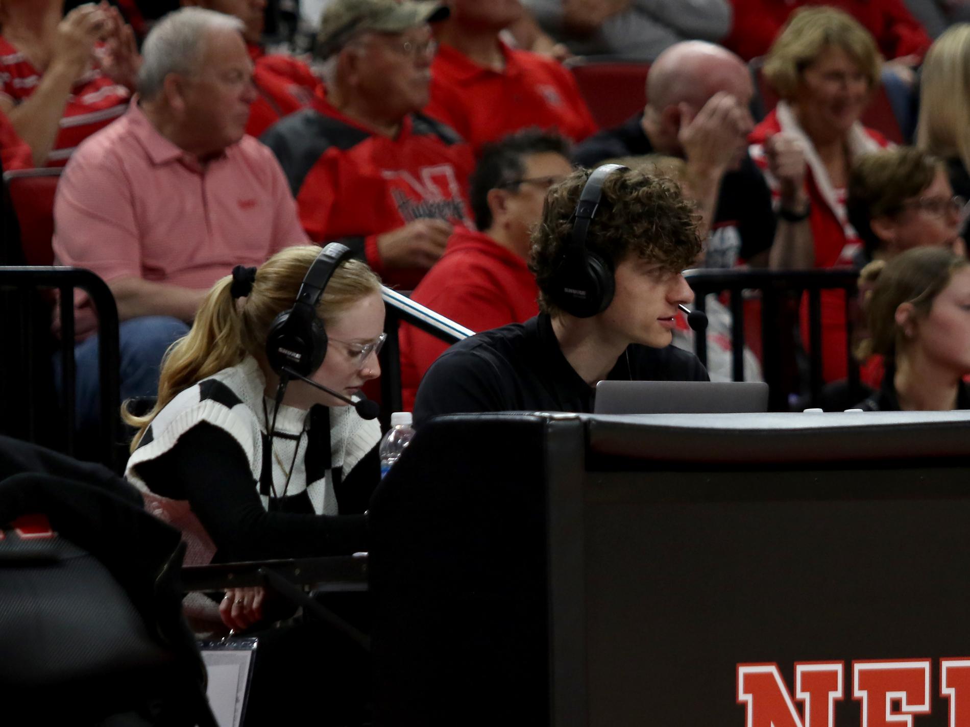 Cassie Kessler and Killian Bousfield commentate a basketball game